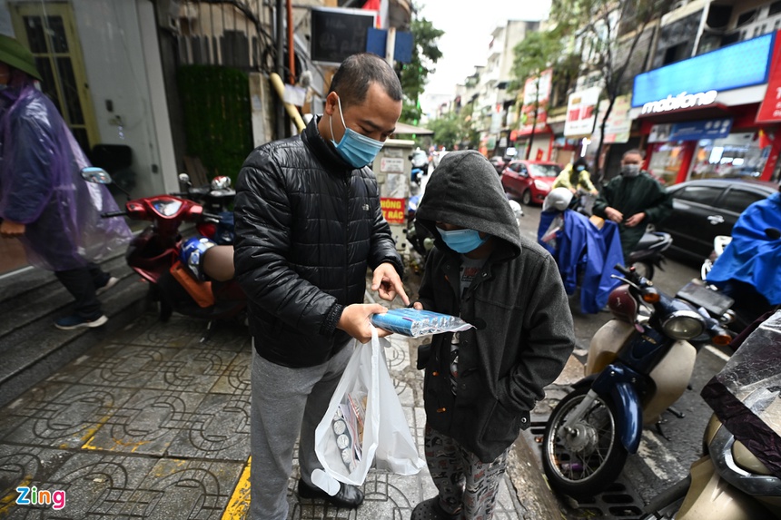 Doi mua xep hang mua phao choi Tet anh 7