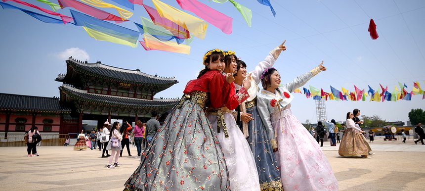 Phong tục đón tết Hàn Quốc ngày càng được lan rộng và thu hút sự chú ý của nhiều người trên toàn thế giới. Với những hoạt động đầy sôi nổi và truyền thống, tết Hàn Quốc đã trở thành một trong những lễ hội đặc sắc nhất của châu Á. Những hình ảnh đẹp và sống động của phong tục đón Tết Hàn Quốc sẽ khiến bạn không thể rời mắt khi xem.