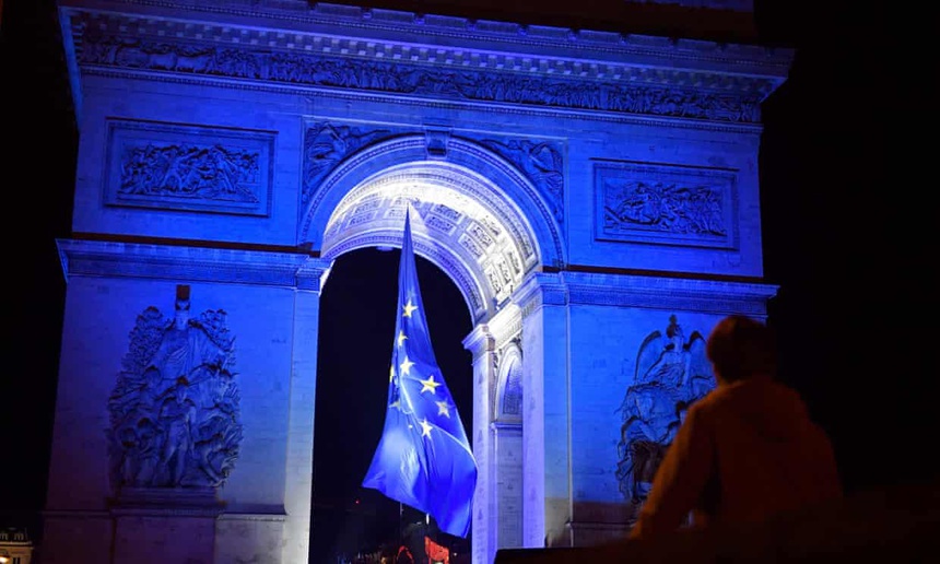 Khải Hoàn Môn Pháp cờ EU: Được mệnh danh như một biểu tượng lịch sử của Paris, Khải Hoàn Môn Pháp đang thu hút sự quan tâm rất lớn từ cộng đồng du lịch và yêu cờ ở khắp mọi nơi. Bạn hãy nghía qua bức ảnh này để thưởng thức vẻ đẹp lộng lẫy của cờ EU khi được treo trang trọng tại Khải Hoàn Môn Pháp.