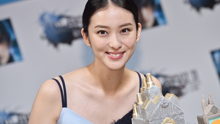 nhan sac emi takei anh 32