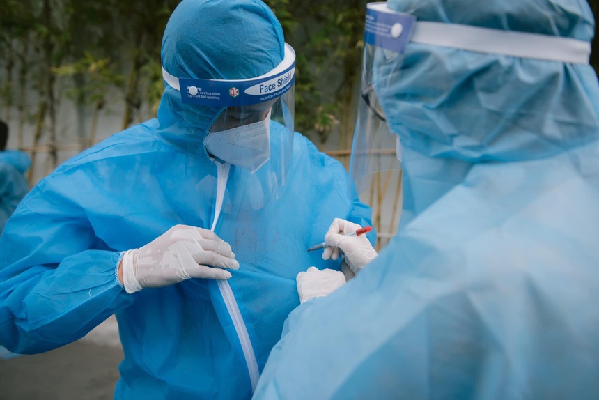 Mc Minh Khang khong the ve chiu tang cha anh 1