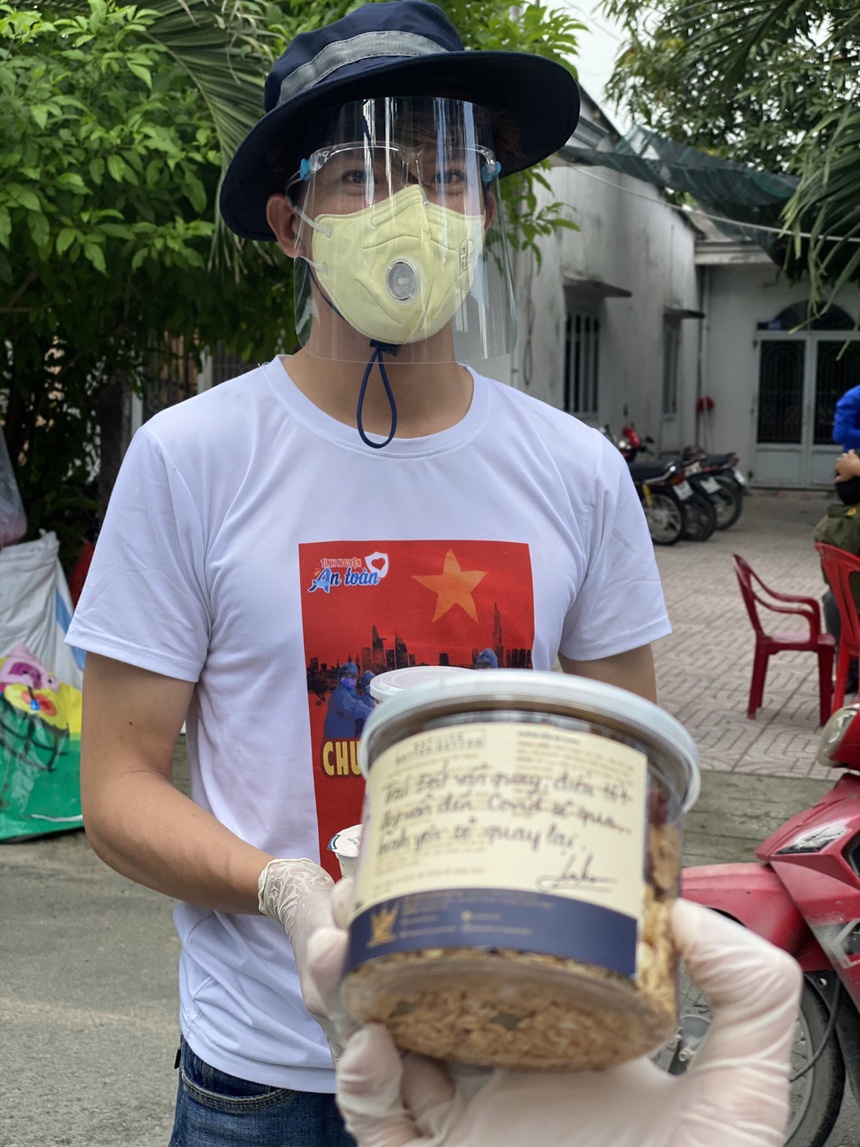 Mc Minh Khang khong the ve chiu tang cha anh 2