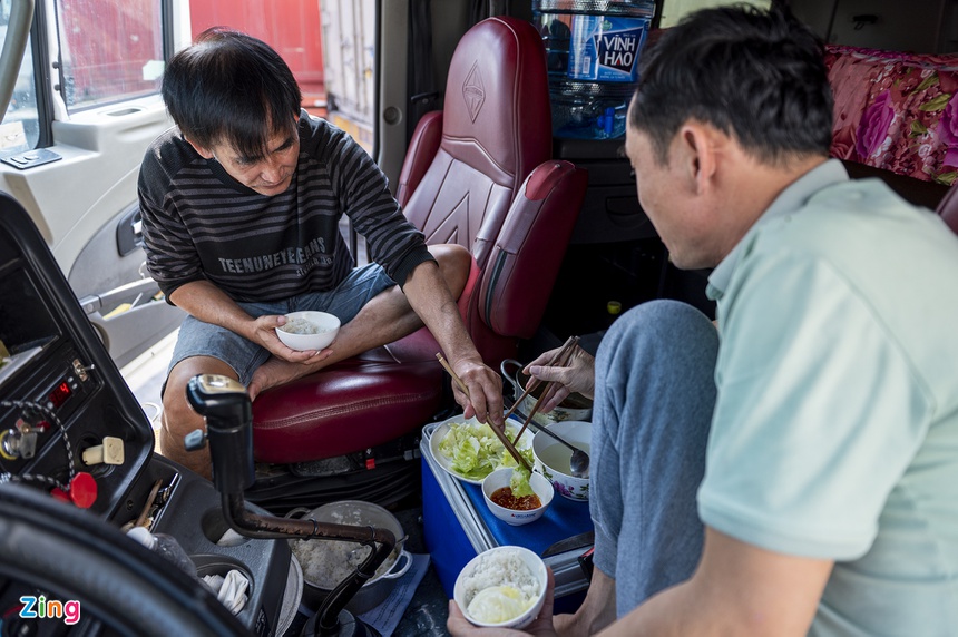 Mat tien trieu moi ngay de cho xuat khau hang hoa anh 9