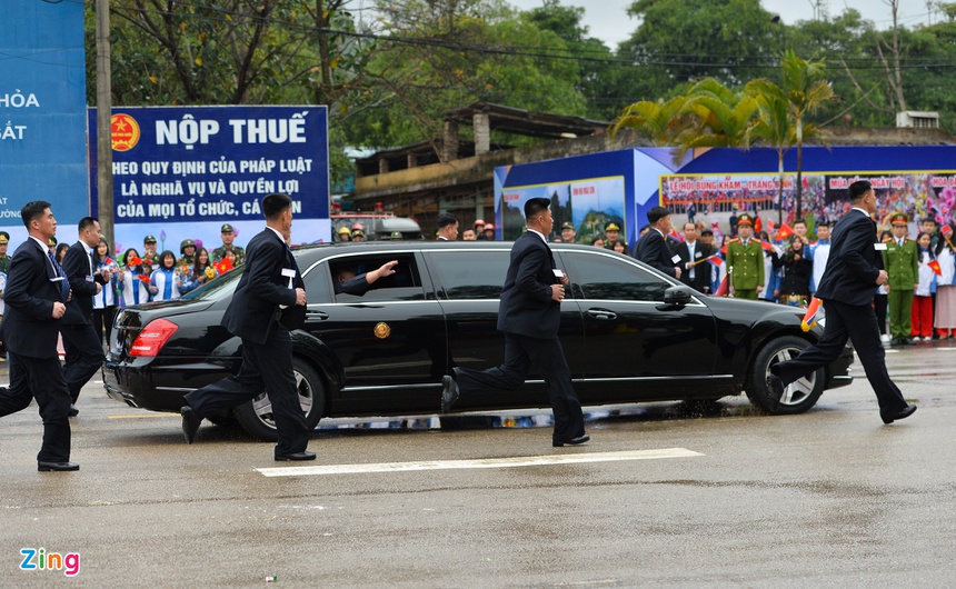 Doan xe cua Chu tich Kim Jong Un roi Dong Dang, huong ve Ha Noi hinh anh 5