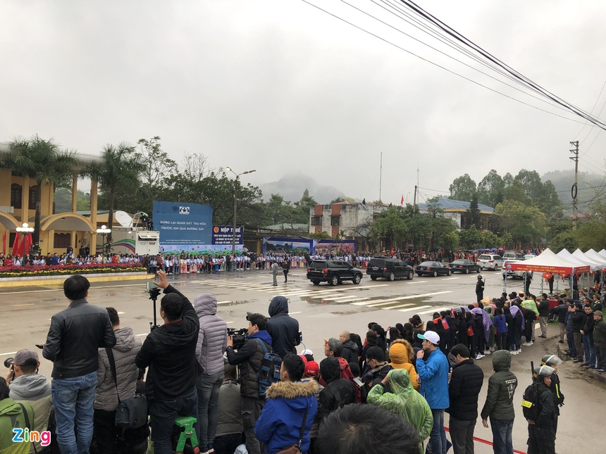 Doan xe cua Chu tich Kim Jong Un roi Dong Dang, huong ve Ha Noi hinh anh 8