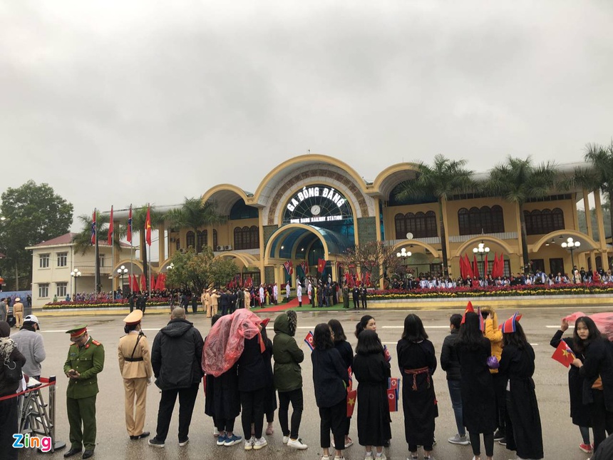 Doan xe cua Chu tich Kim Jong Un roi Dong Dang, huong ve Ha Noi hinh anh 9