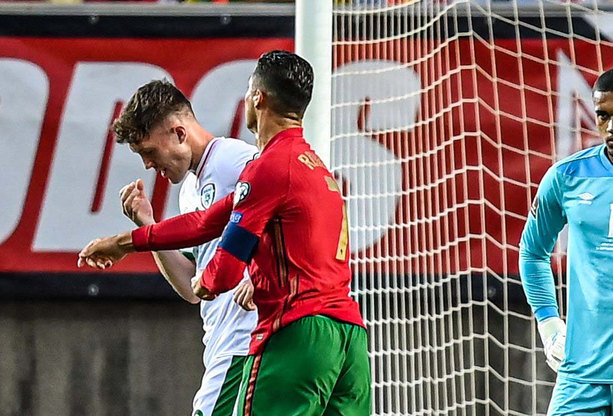 ronaldo tat cau thu ireland anh 2