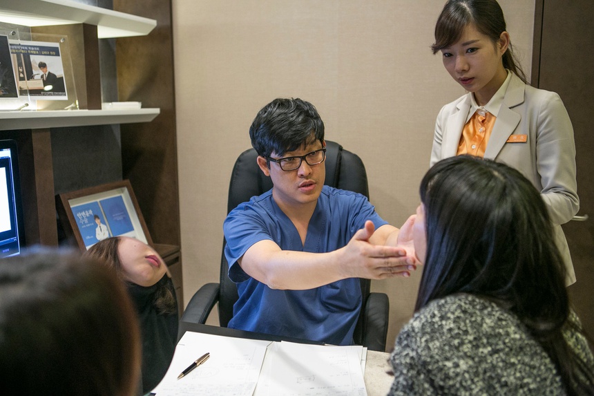 Con cai Han dan cha me di phau thuat tham my de bao hieu anh 1