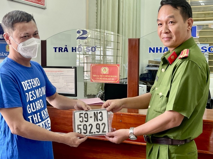 thu tuc doi bien so xe anh 2