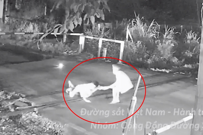 nhan vien duong sat cuu nguoi anh 1