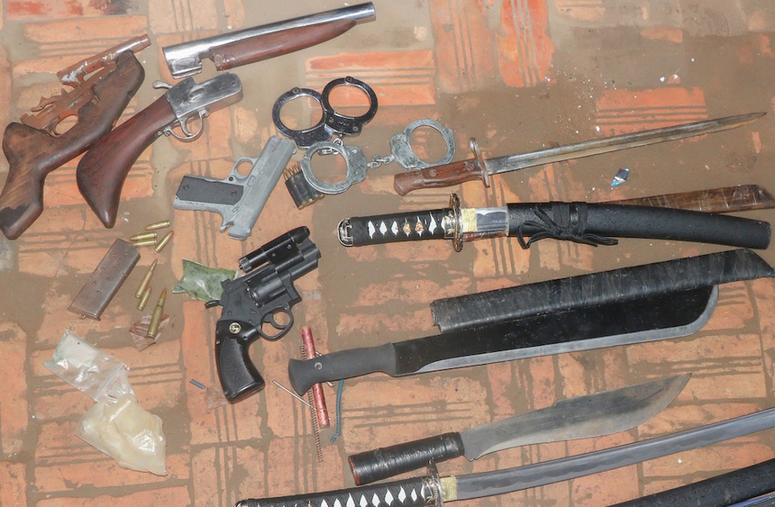 Kiem tra phong tro o Vinh Long, canh sat thu giu 4 khau sung anh 1