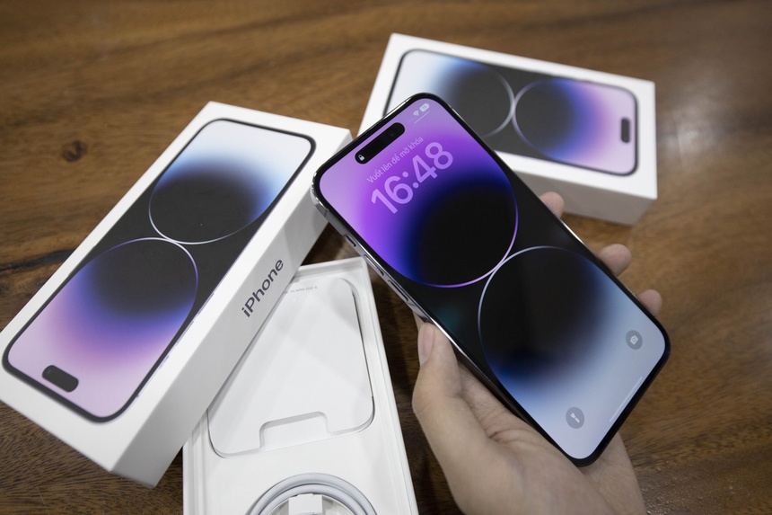 Gian nan xach tay iPhone anh 1