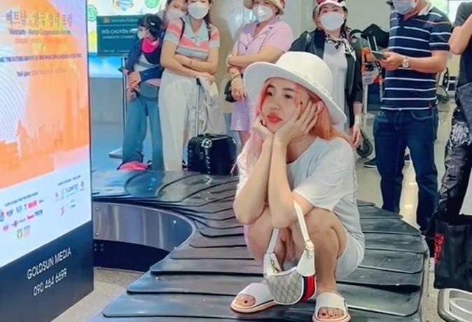 Tiktoker lam tro o san bay anh 2